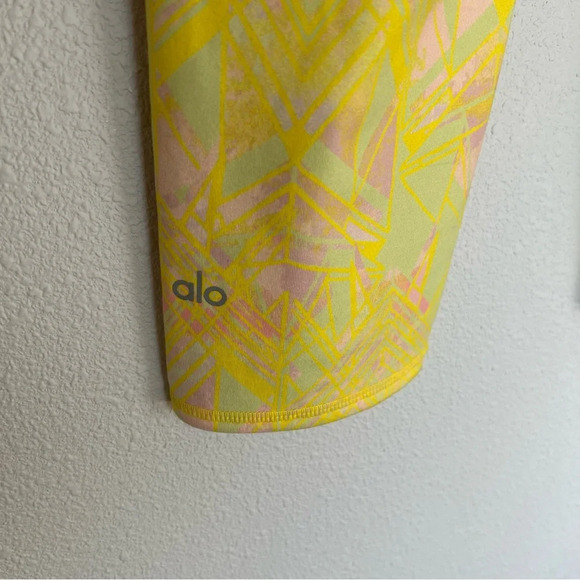 New Alo Yoga Airbrush Capri Leggings Zest Indio Geometric Print NWT Medium - Picture 11 of 13